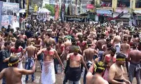 Faithful flock to Bibi-ka-Alawa