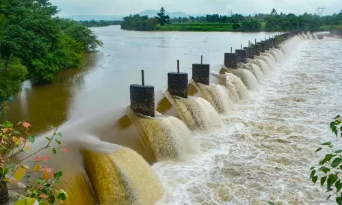 Telangana:  Komaram Bheem Project Faces Flood Threats Due to Cracks