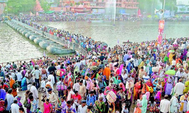 MP: Hindu Body to Crack Whip on God Men, May Bar them from Prayagraj Mahakumbh-2028 MP: Hindu Body to Crack Whip on God Men, May Bar them from Prayagraj Mahakumbh-2028