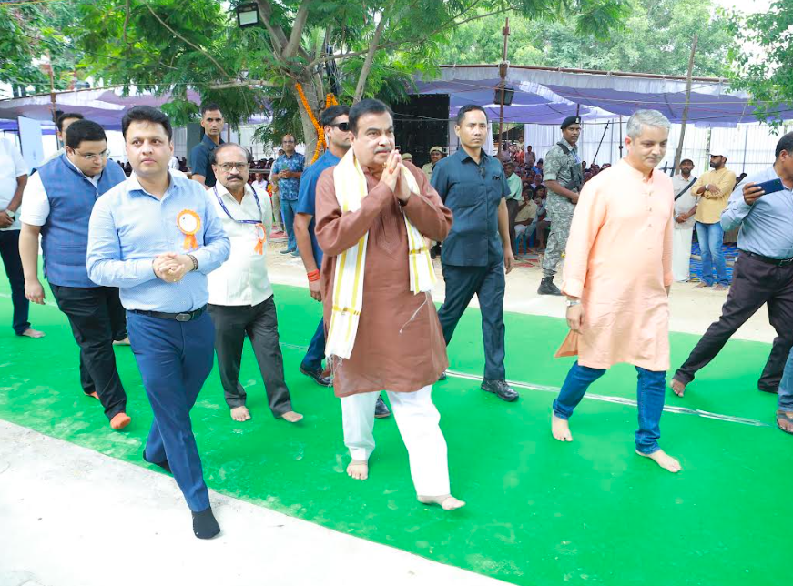 Nitin Gadkari worships at Sri Venkateswara temple in Tirupati Nitin Gadkari worships at Sri Venkateswara temple in Tirupati