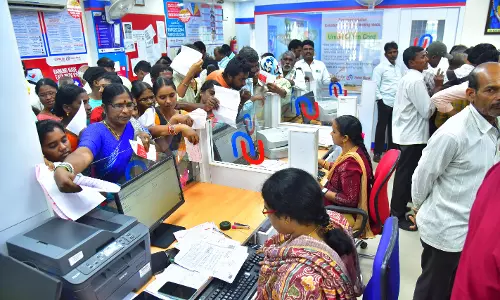 Crop Loan Waiver: Farmers Queue Up Before Banks to Withdraw Cash, Apply for Fresh Loans