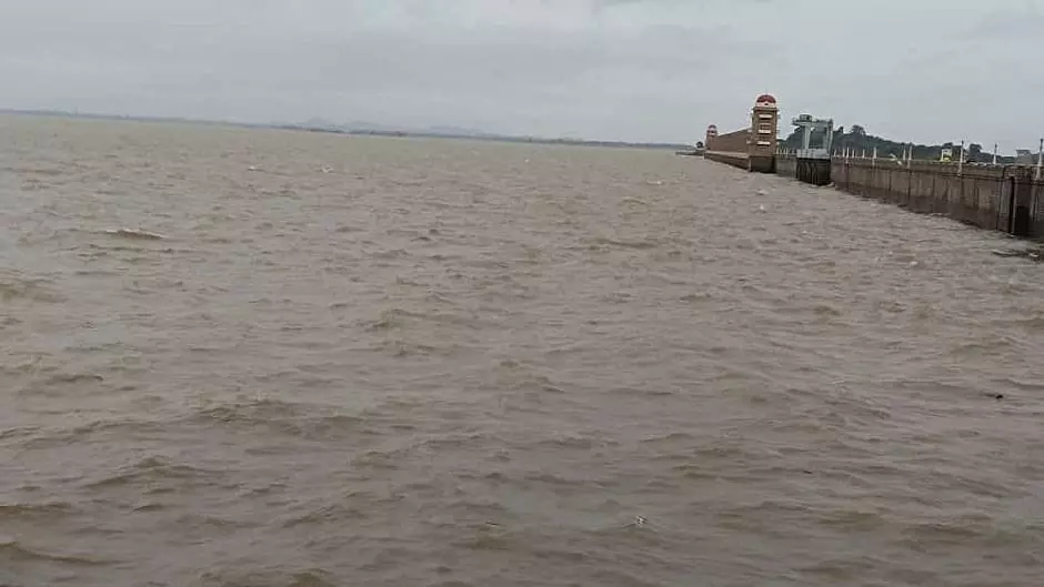 Tungabhadra Dam Officials Issue High Alert amid Heavy Flood Inflows Tungabhadra Dam Officials Issue High Alert amid Heavy Flood Inflows