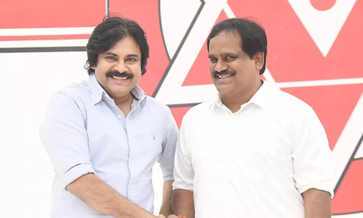 MLA Vamsi makes a surprise visit to Town Hall area in Vizag MLA Vamsi makes a surprise visit to Town Hall area in Vizag