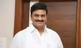 Raghu Rama Krishna Raju greets Jagan Reddy Raghu Rama Krishna Raju greets Jagan Reddy