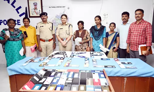 Anakapalli Police Recover 176 Stolen Mobiles Worth Rs 25 Lakh Anakapalli Police Recover 176 Stolen Mobiles Worth Rs 25 Lakh