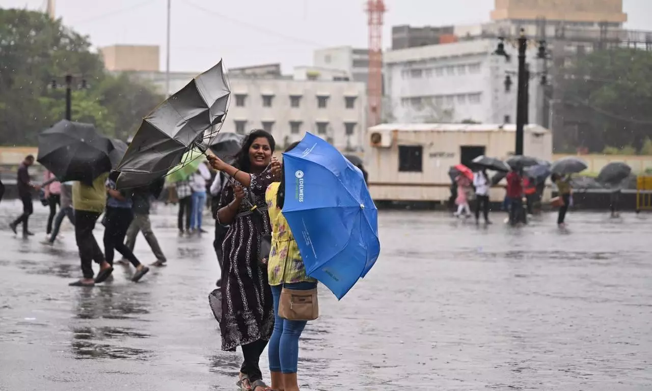 IMD issues heavy rain alert for Mumbai, neighbouring areas
