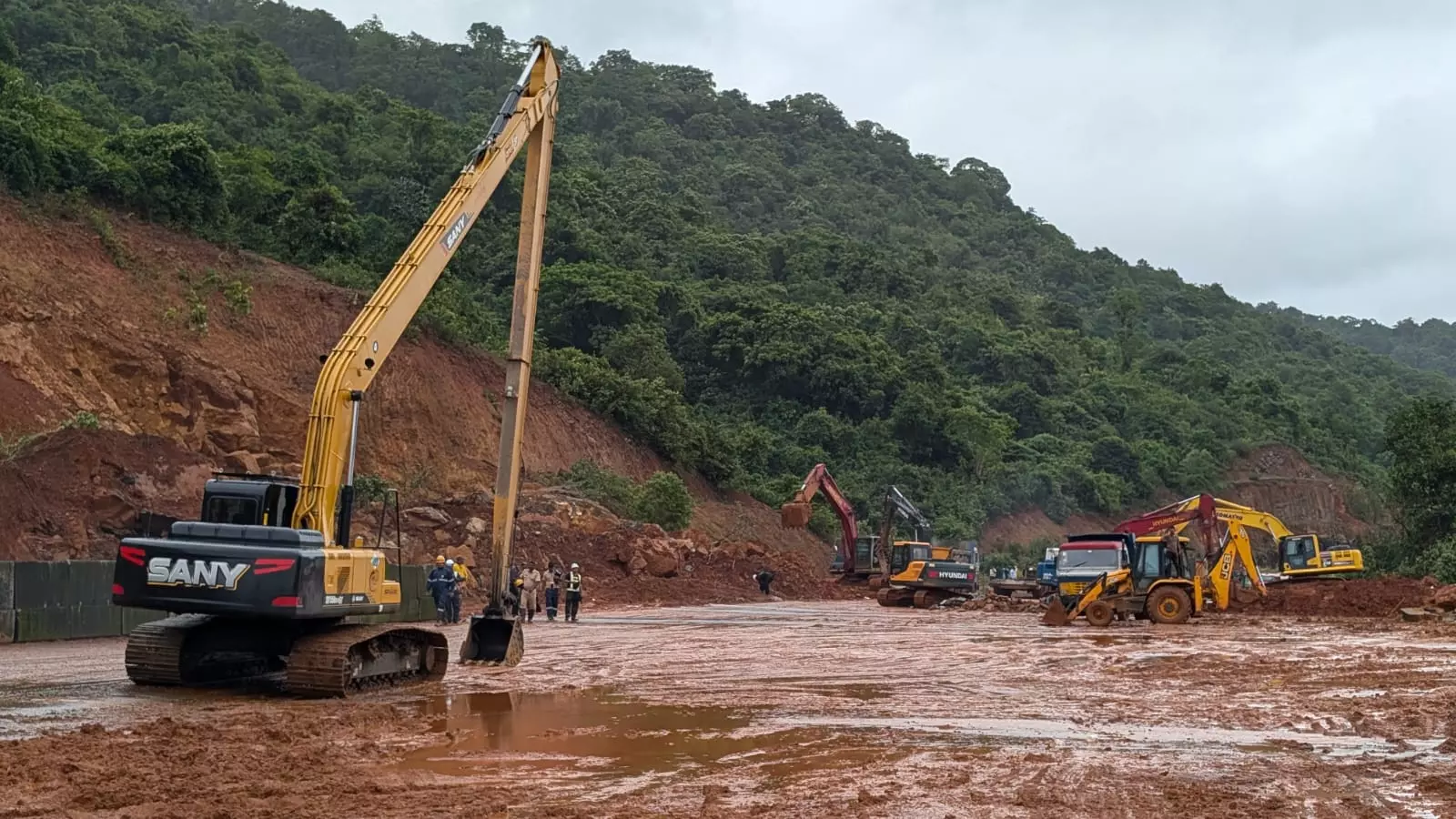 Shiruru landslide: Truck found in water, naval deep divers to anchor it Shiruru landslide: Truck found in water, naval deep divers to anchor it