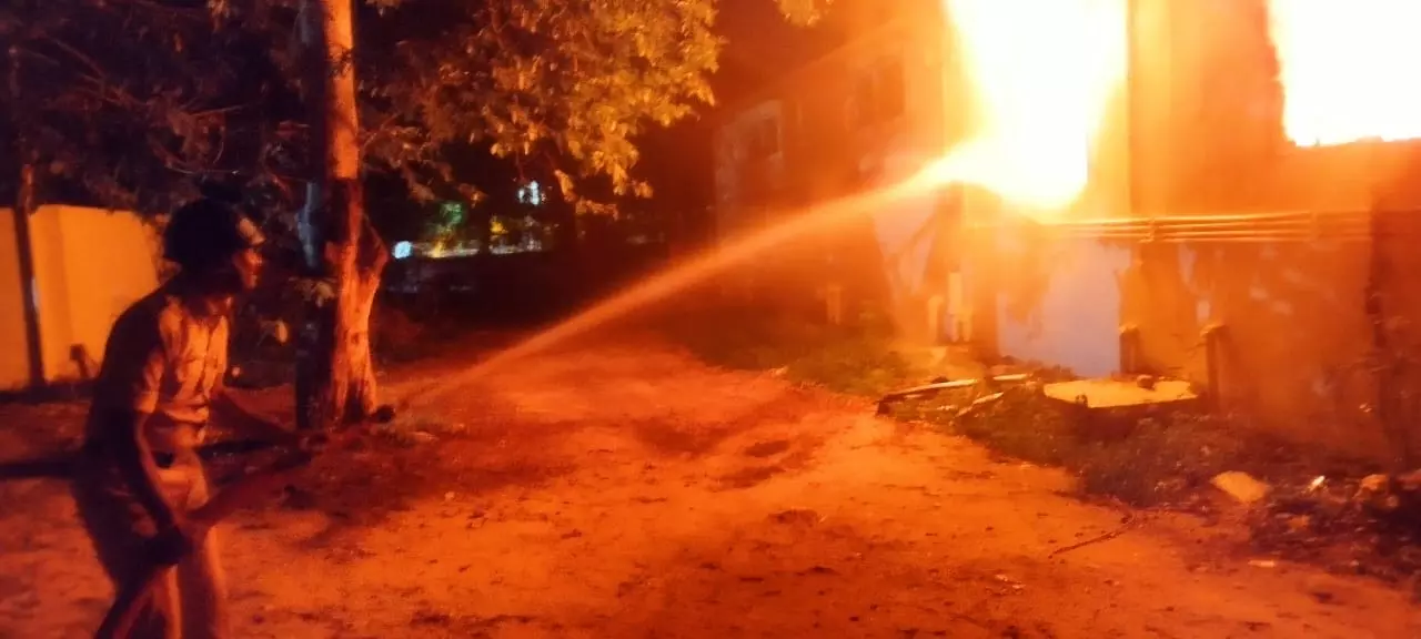 Fire erupts at Sreepathi Labs in Nalgonda Fire erupts at Sreepathi Labs in Nalgonda