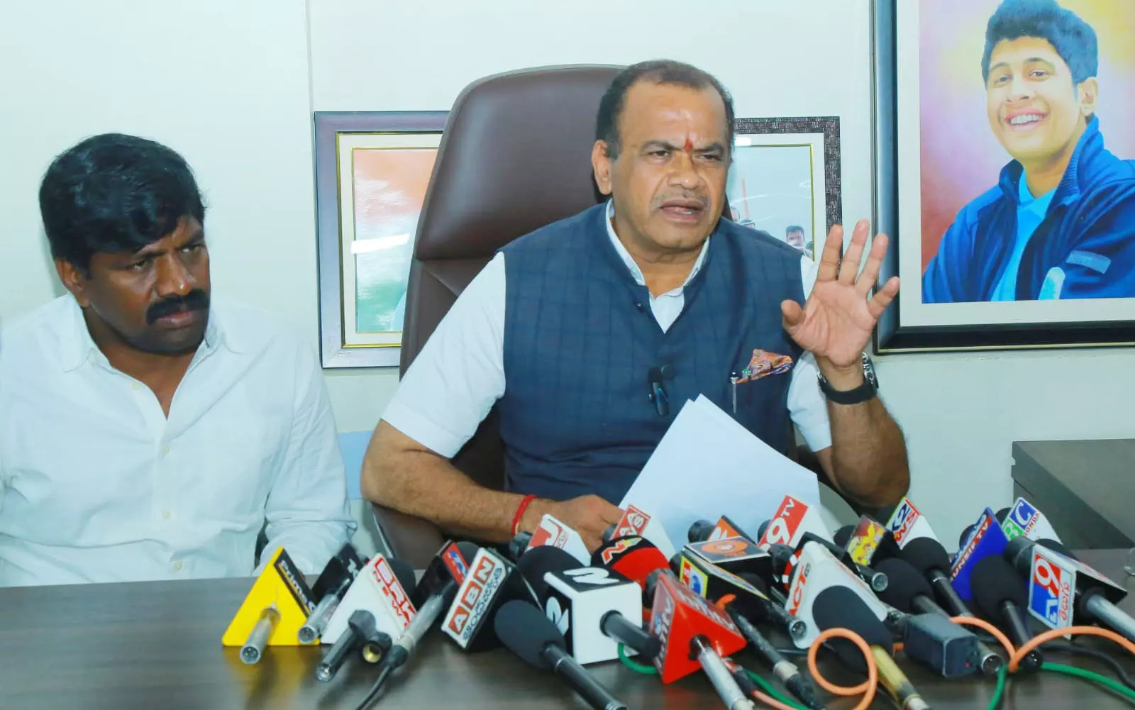 BRS Moving Towards Merger With BJP: Komatireddy BRS Moving Towards Merger With BJP: Komatireddy