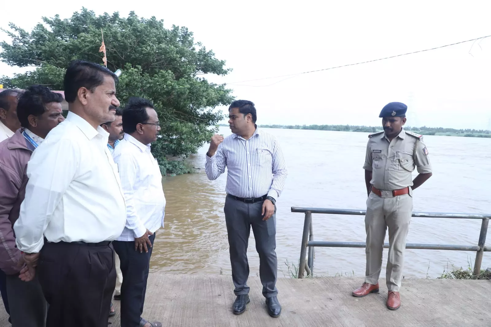 Karnataka: Vijayapura DC Reviews Flood Risk, Ensures Relief Measures in Place Karnataka: Vijayapura DC Reviews Flood Risk, Ensures Relief Measures in Place