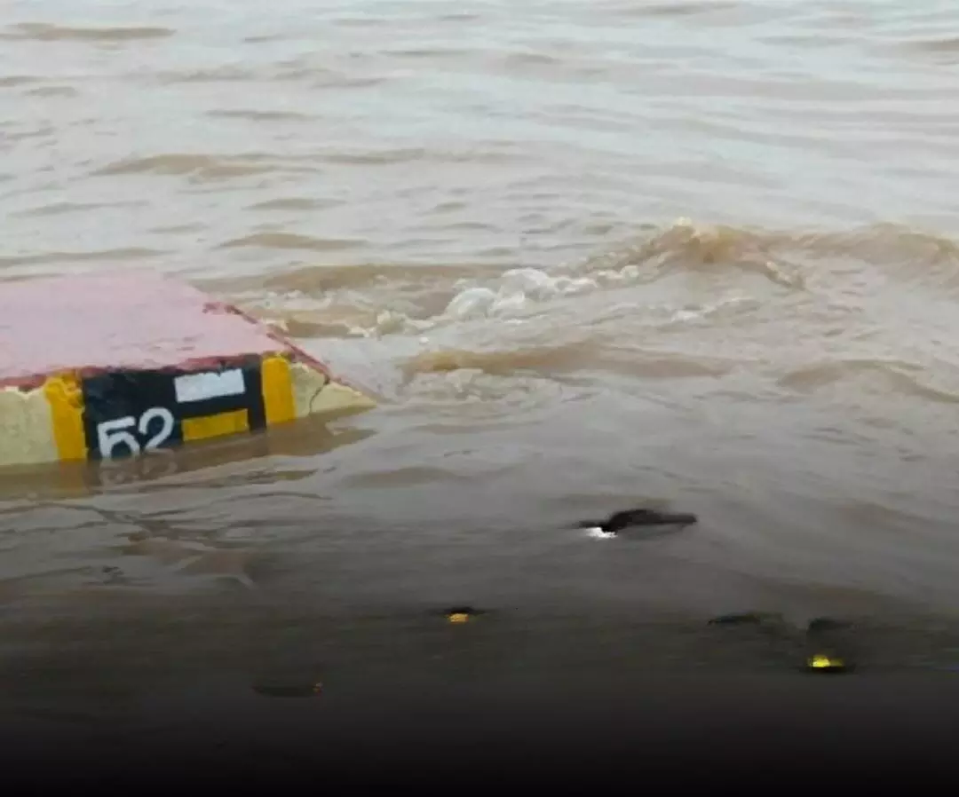 Godavari in spate, third warning signal sounded Godavari in spate, third warning signal sounded