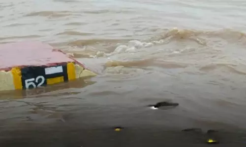 Godavari in spate, third warning signal sounded