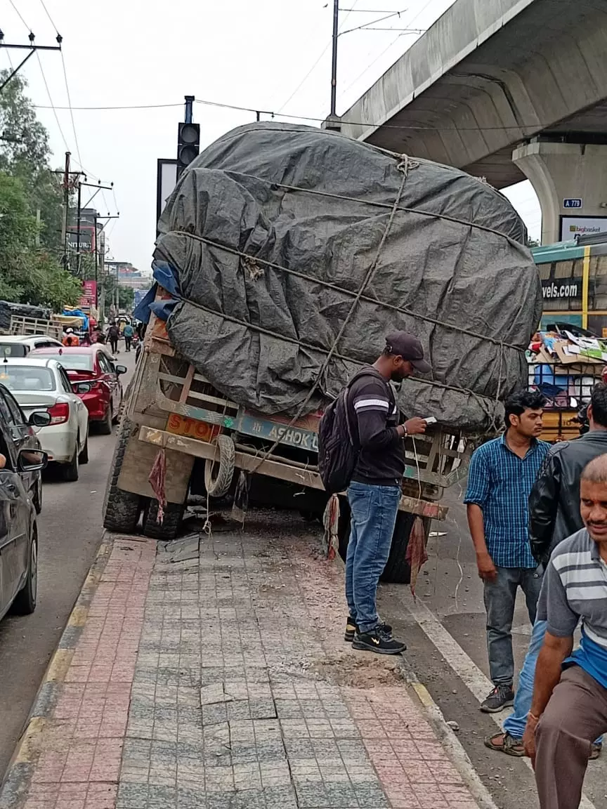 Truck Hits Road Divider in Vivekanandanagar, Driver Charged Truck Hits Road Divider in Vivekanandanagar, Driver Charged