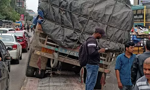 Truck Hits Road Divider in Vivekanandanagar, Driver Charged