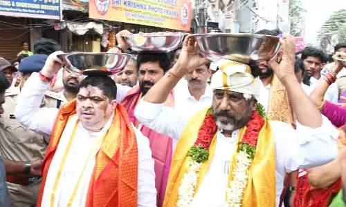 Bhatti and family offer prayers at Lal Darwaza temple