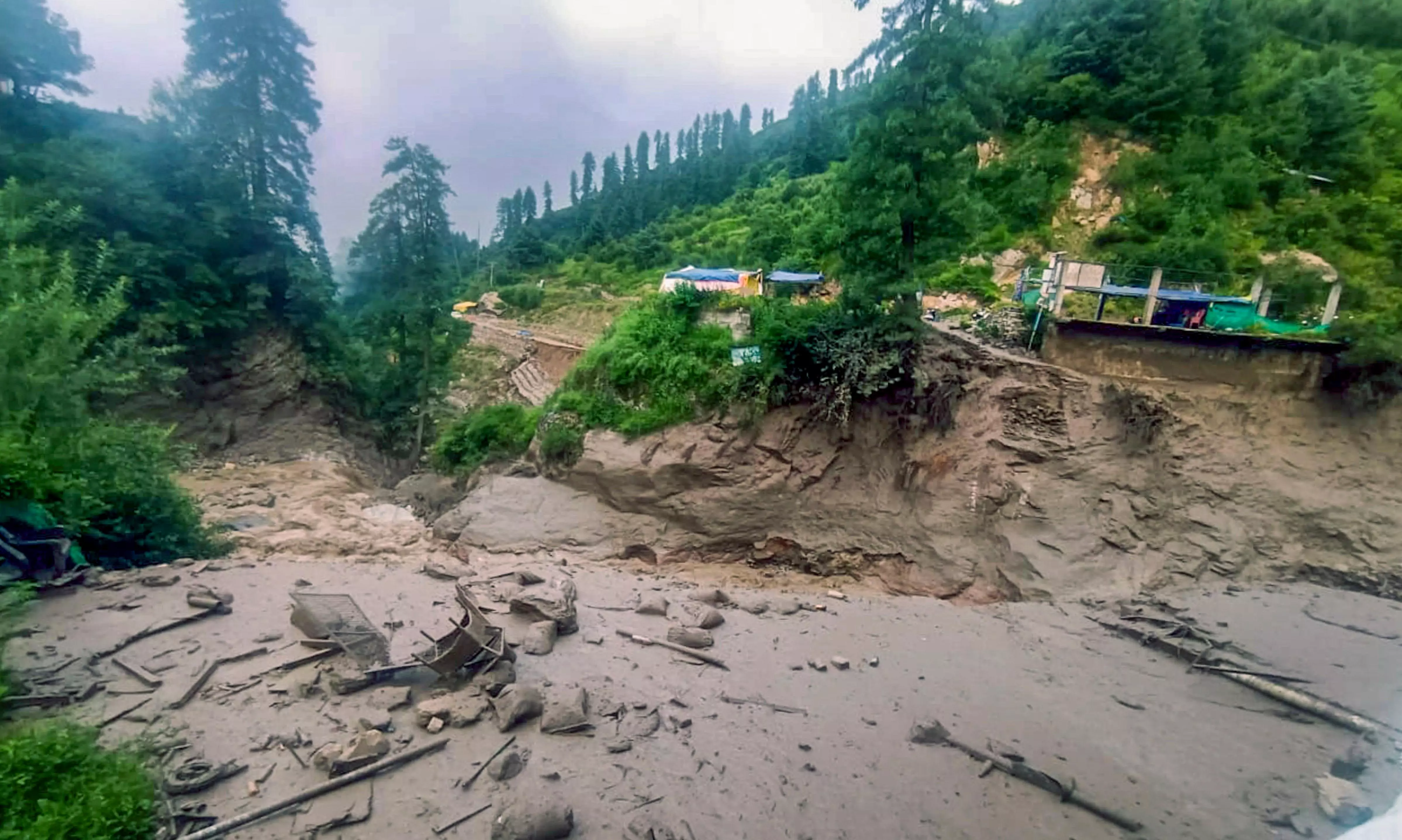 Himachal: Footbridge, Makeshift Sheds Washed Away in Flash Flood Triggered by Cloudburst in Kullu Himachal: Footbridge, Makeshift Sheds Washed Away in Flash Flood Triggered by Cloudburst in Kullu