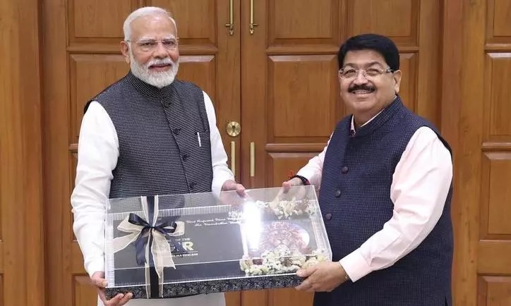 MP Parimal Nathwani Presents his Book to Modi MP Parimal Nathwani Presents his Book to Modi