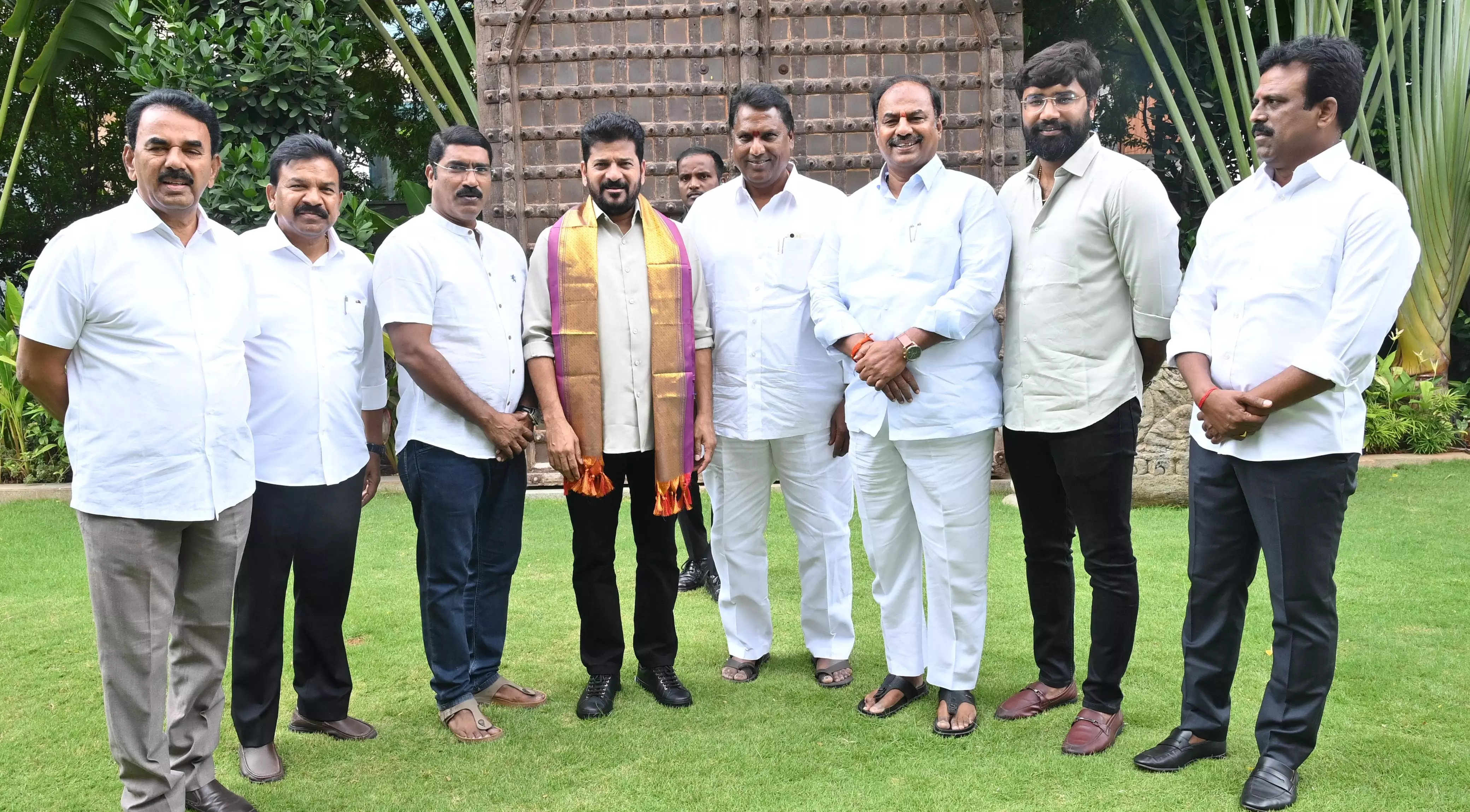 Gadwal MLA Krishna Mohan Reddy meets Revanth Reddy Gadwal MLA Krishna Mohan Reddy meets Revanth Reddy