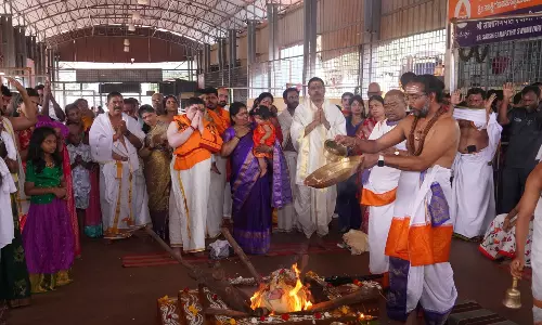Minister Ponnam visits Srisailam temple