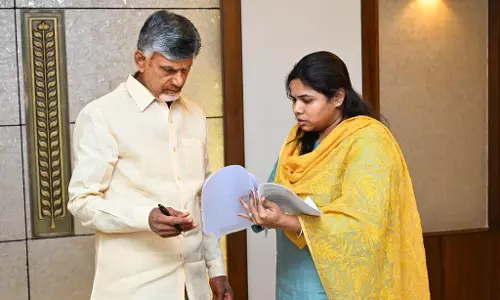 Allagadda MLA hands over Rs 10 lakh to girl who lost family