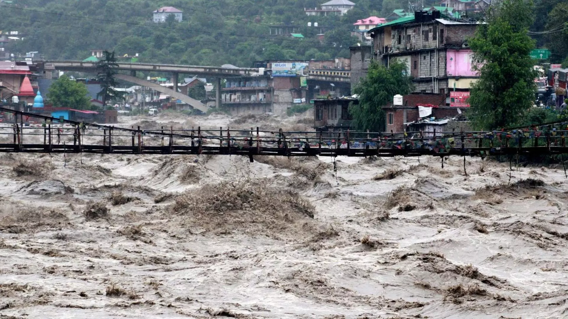 Himachal: Moderate flash flood risk in 7 districts, MeT issues orange alert of very heavy rain Himachal: Moderate flash flood risk in 7 districts, MeT issues orange alert of very heavy rain