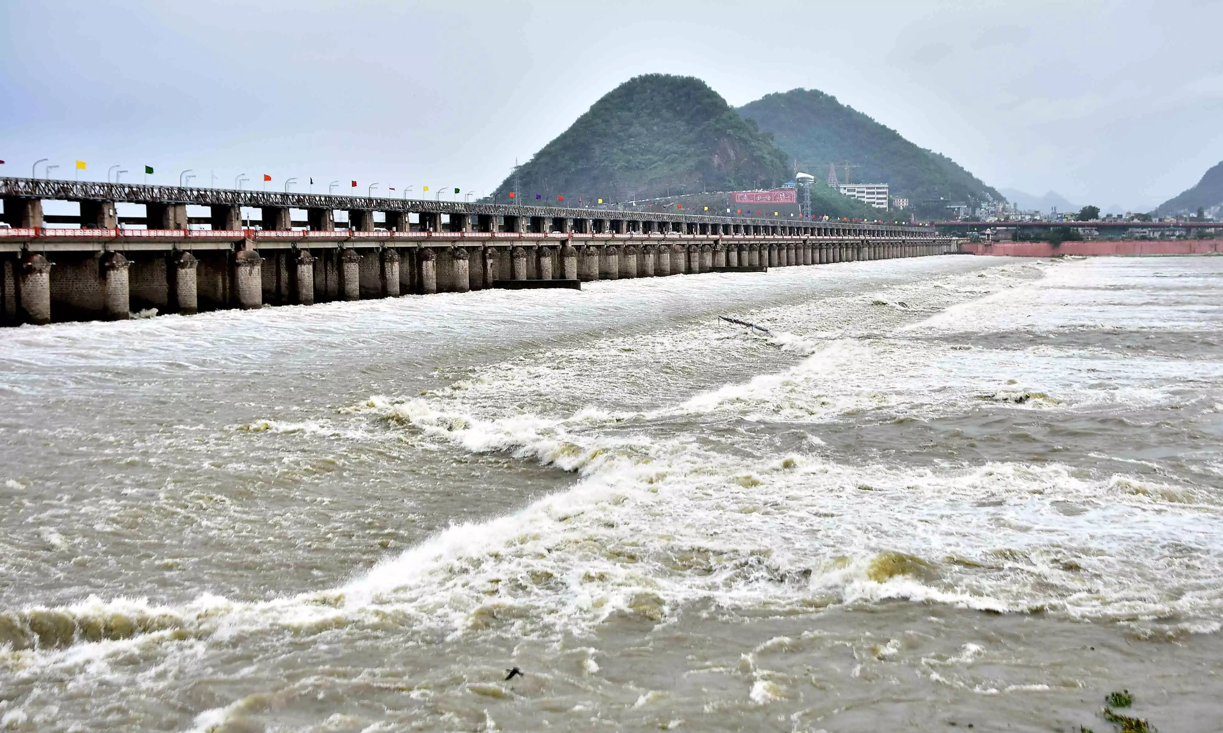 Amid Huge Flow, Flood Alert Continues at Prakasam Barrage Amid Huge Flow, Flood Alert Continues at Prakasam Barrage