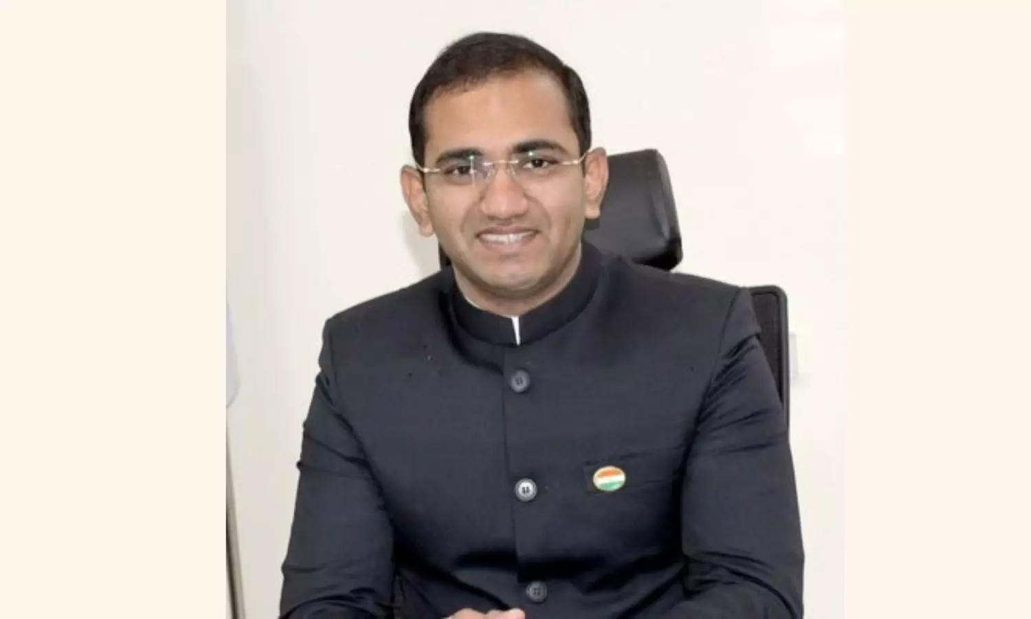 TGSPDCL chief wants electricity poles to be cleared of cable wires