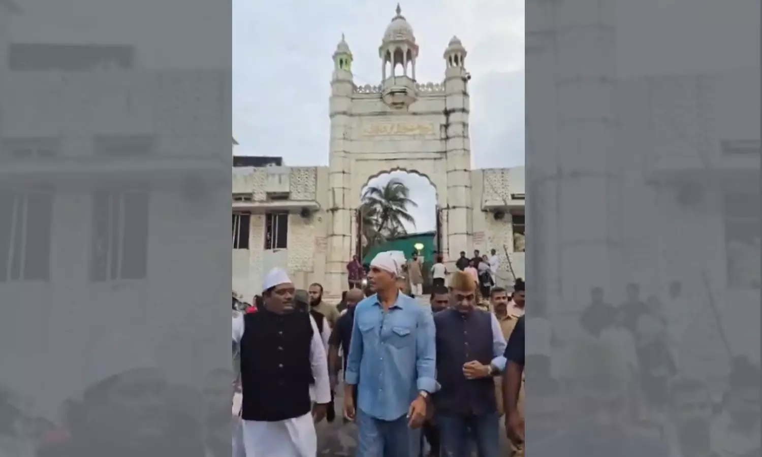 Akshay Kumar donates Rs 1.21 crore for Haji Ali Dargah renovation project Akshay Kumar donates Rs 1.21 crore for Haji Ali Dargah renovation project