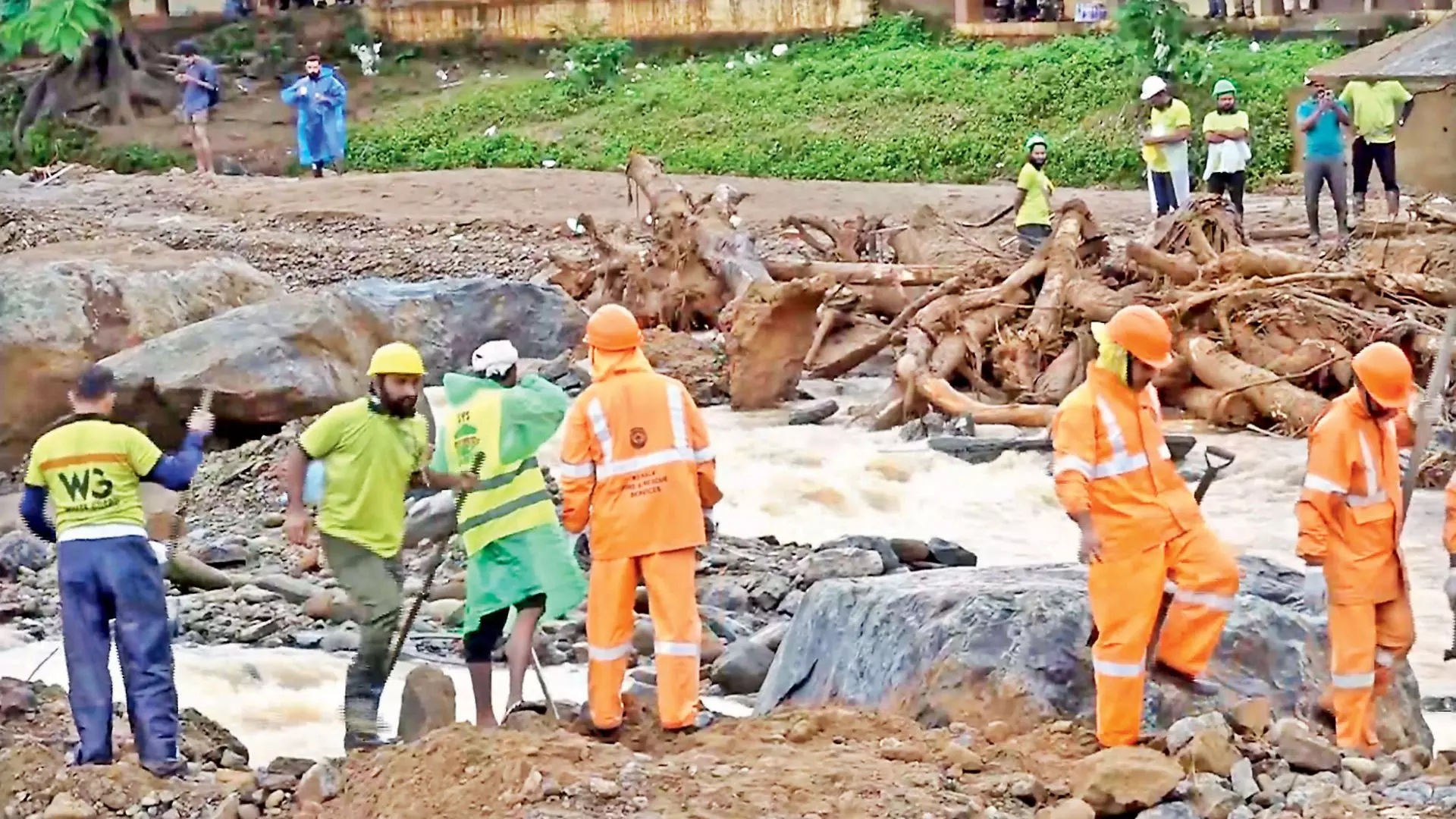 2,000 Join Peoples Search for Missing in Wayanad Disaster, 4 bodies found 2,000 Join Peoples Search for Missing in Wayanad Disaster, 4 bodies found
