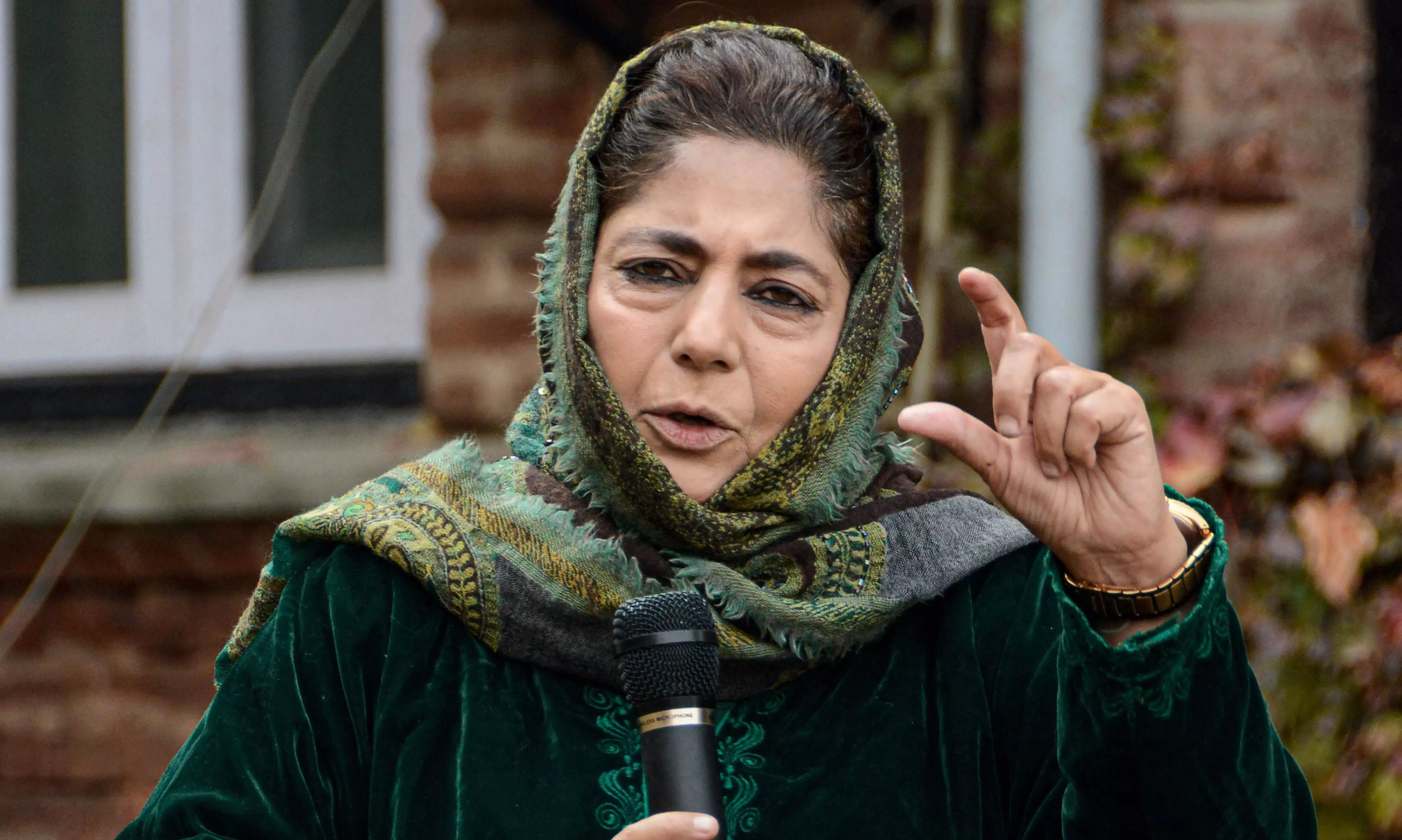 Resume Cross-LoC Trade, Bus Service, Don’t Harass Traders; Mehbooba Mufti Writes to Home Minister Resume Cross-LoC Trade, Bus Service, Don’t Harass Traders; Mehbooba Mufti Writes to Home Minister
