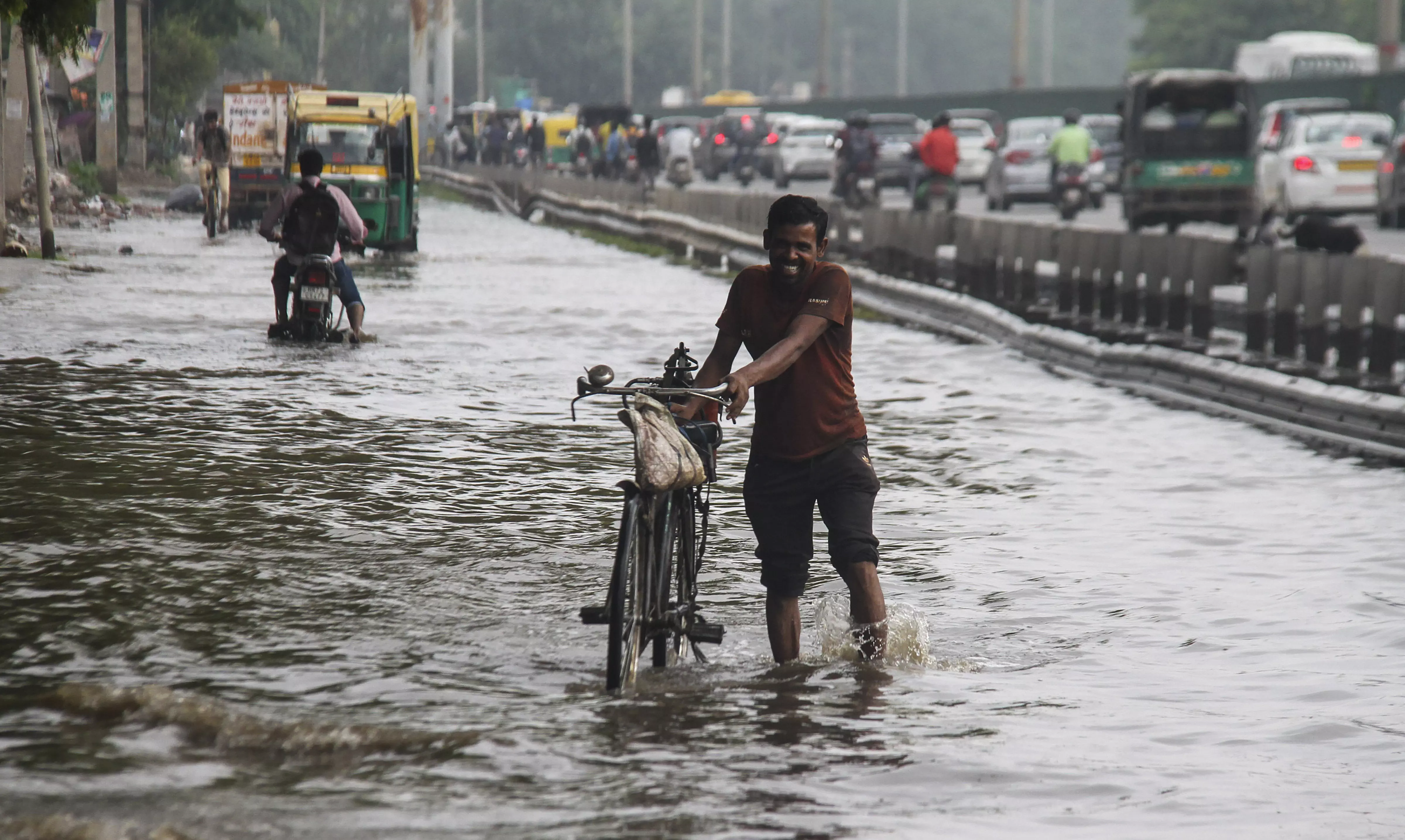 Heavy rains lash Puducherry, normal life hit Heavy rains lash Puducherry, normal life hit