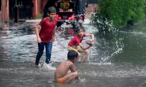Heavy Rain Hits Delhi, Causes Traffic Disruptions and Waterlogging
