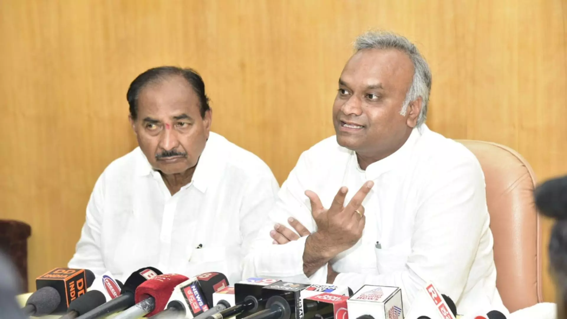 Kharge Accuses Karnataka Governor of BJP Bias Kharge Accuses Karnataka Governor of BJP Bias