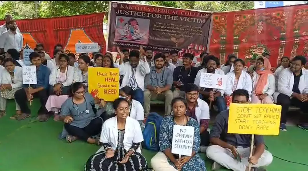 Telangana : T-JUDA stages dharna in front of MGM Telangana : T-JUDA stages dharna in front of MGM