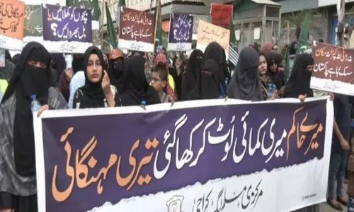 Women in Pakistans Karachi Protest Against Soaring Inflation and Heavy Taxes