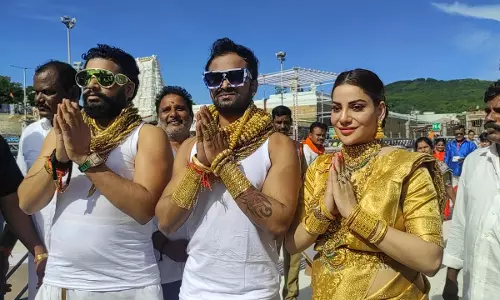 Pune Family Visits Tirumala in 25 Kgs of Gold Jewellery