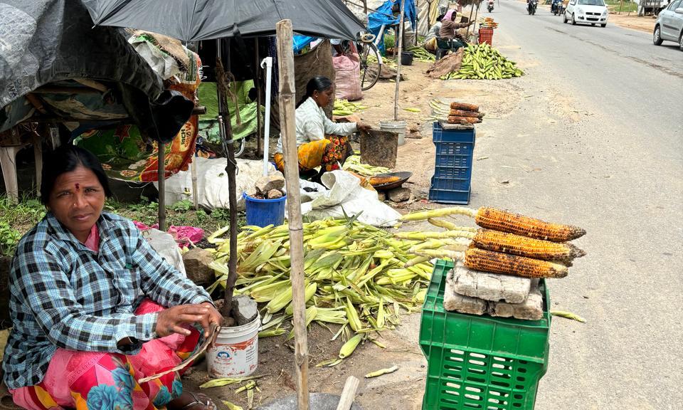 Nizamabad: Roasted corn cobs, boiled kernels turn ubiquitous