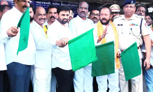 AP: Vande Bharat train halts at Eluru