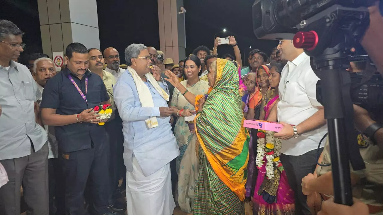 Elderly Woman Blesses CM Siddaramaiah for Gruha Lakshmi Scheme Elderly Woman Blesses CM Siddaramaiah for Gruha Lakshmi Scheme