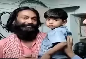 Jaipur: Kidnapped child cries on being separated from kidnapper Jaipur: Kidnapped child cries on being separated from kidnapper