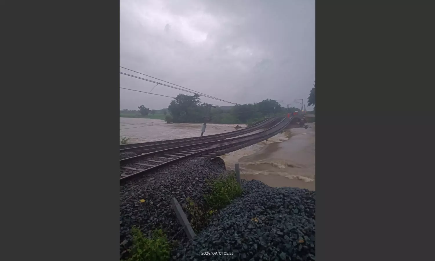 Warangal: Railway track washed away due to heavy rains in Kesamudram Warangal: Railway track washed away due to heavy rains in Kesamudram