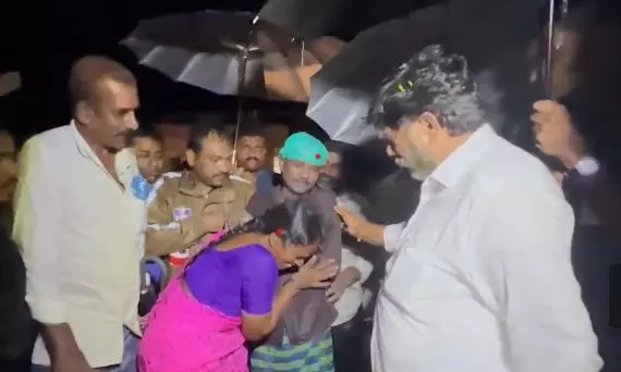 Bhatti Oversees Flood-Relief in North Telangana Districts at Night Bhatti Oversees Flood-Relief in North Telangana Districts at Night