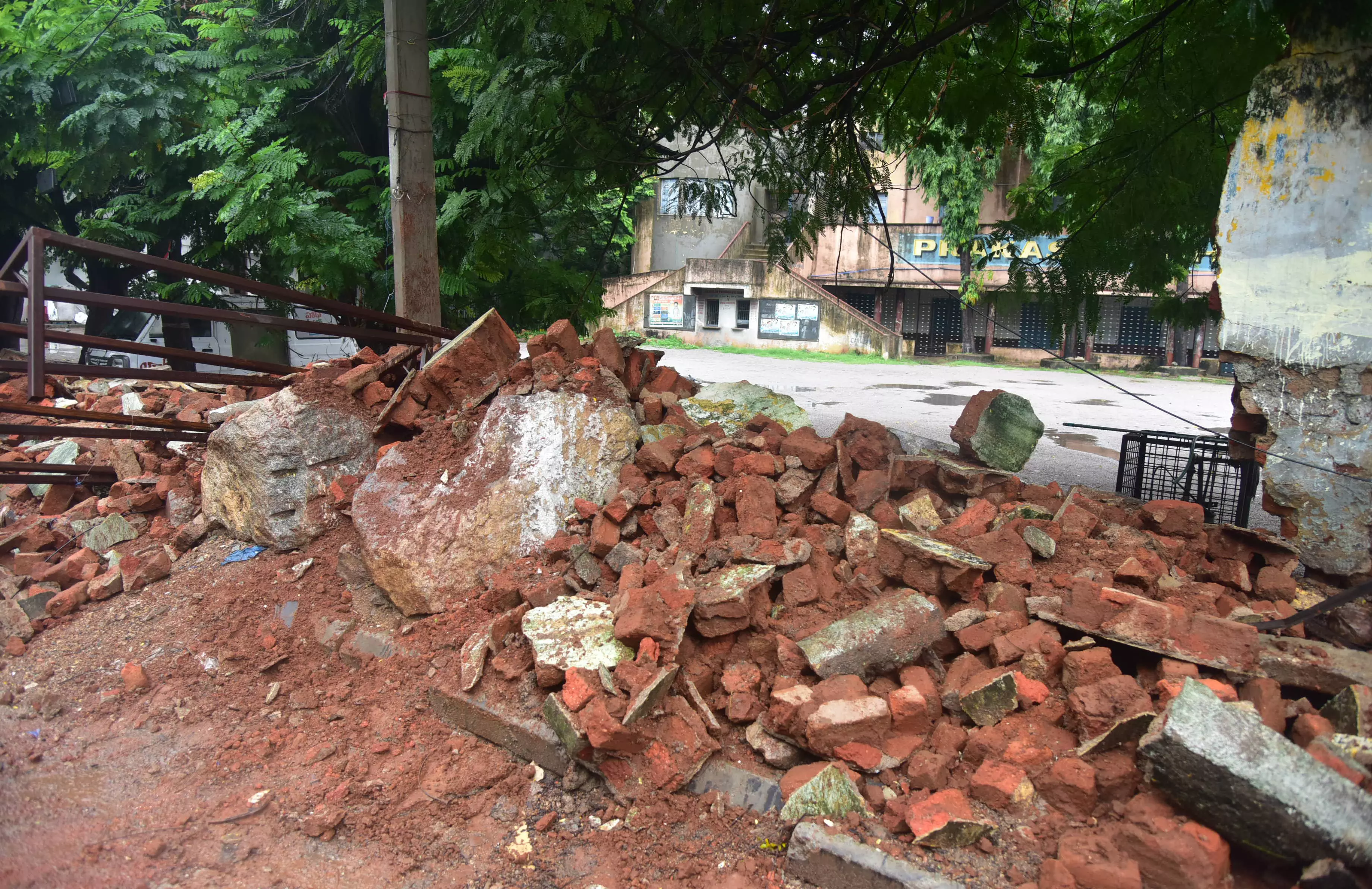 Rain Snippets: 4 Vehicles Damaged in Wall Collapse Rain Snippets: 4 Vehicles Damaged in Wall Collapse