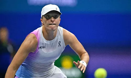 US Open: Swiatek beats Pavlyuchenkova to reach fourth round