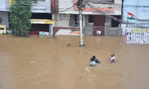 Naidu monitors flood situation East and West Godavari districts