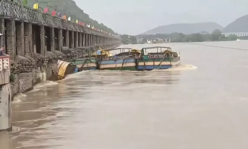 AP Rains: Five boats stuck up at Prakasam barrage