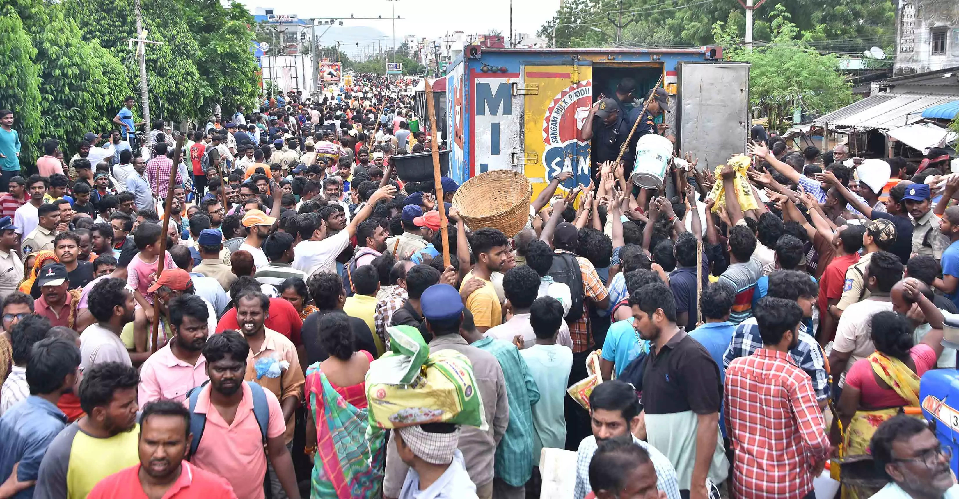 Floods ravage more parts of Vijayawada Floods ravage more parts of Vijayawada
