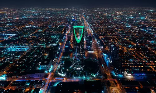 Saudi Firms Cut Expat Salary Premiums as Vision 2030 Spending Tightens