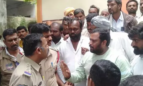 Villagers Detain Two Officials Against Pharma Hub