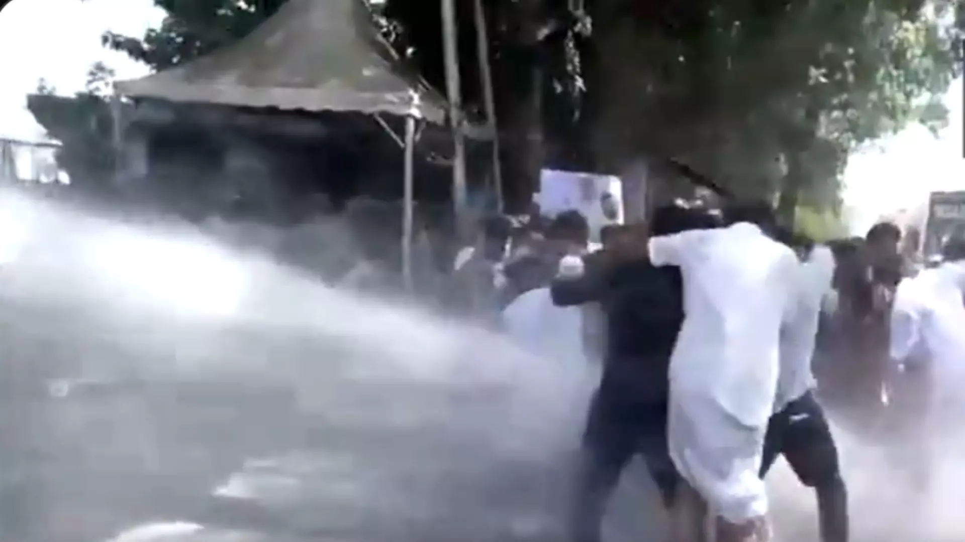 Youth Congress Clash with Kerala Police, Seek CMs Resignation Youth Congress Clash with Kerala Police, Seek CMs Resignation